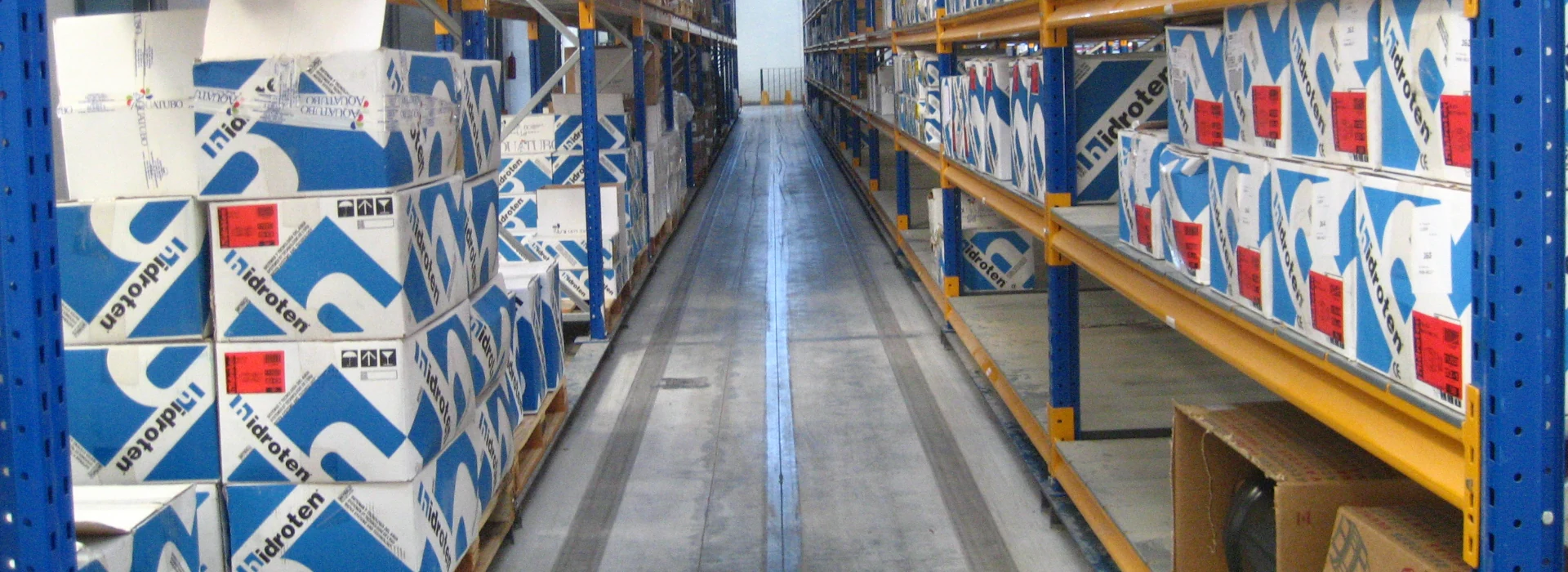 Pasillo de almacén con recorrido de filoguiado integrado en el pavimento, imagen de Pavindus