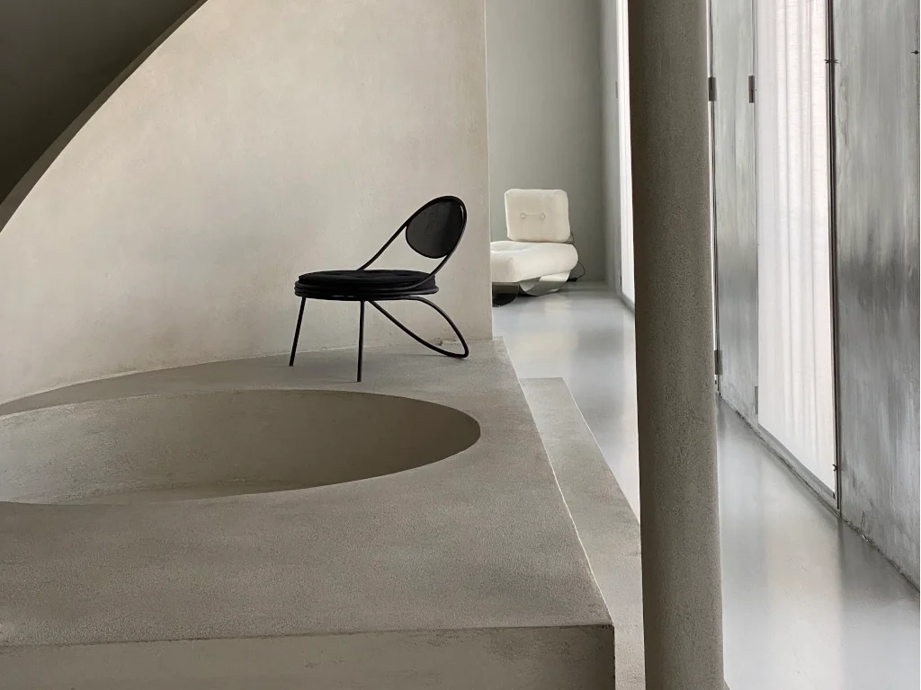 Pavimento continuo en un espacio de arquitectura e interiorismo