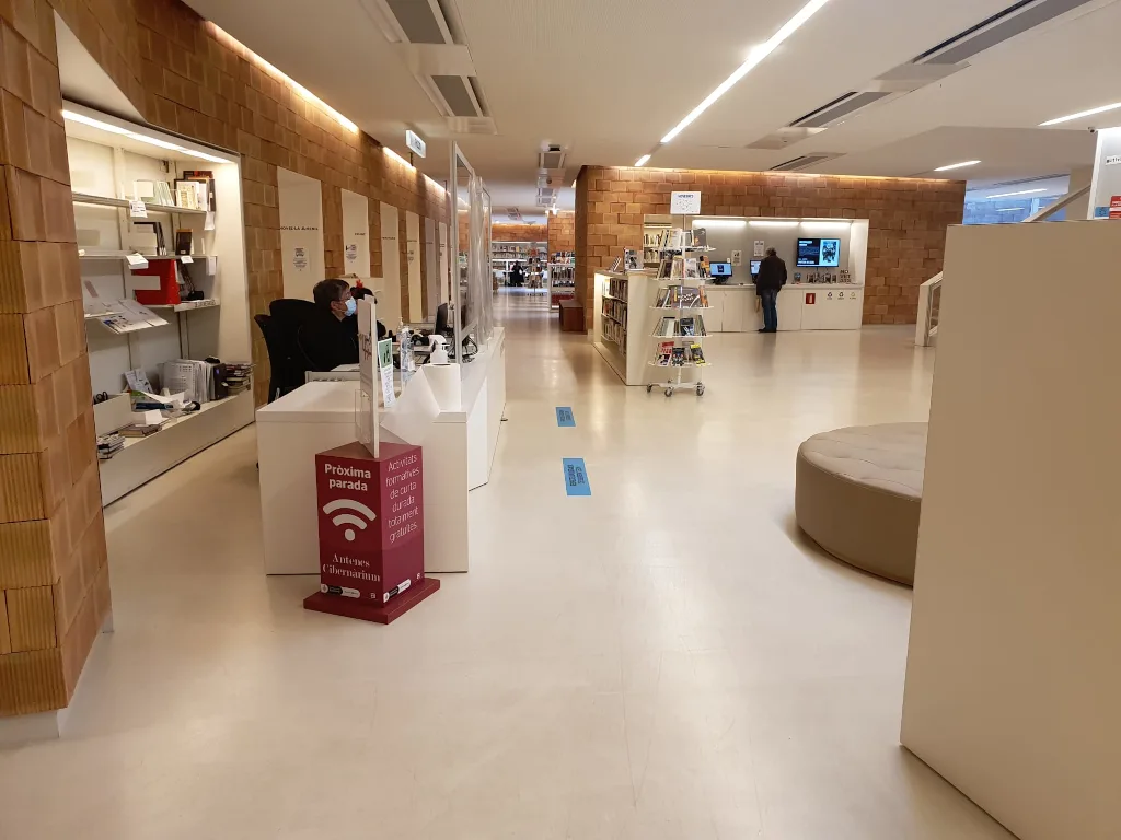 Biblioteca Joan Maragall · Micro T · obra de Pavindus